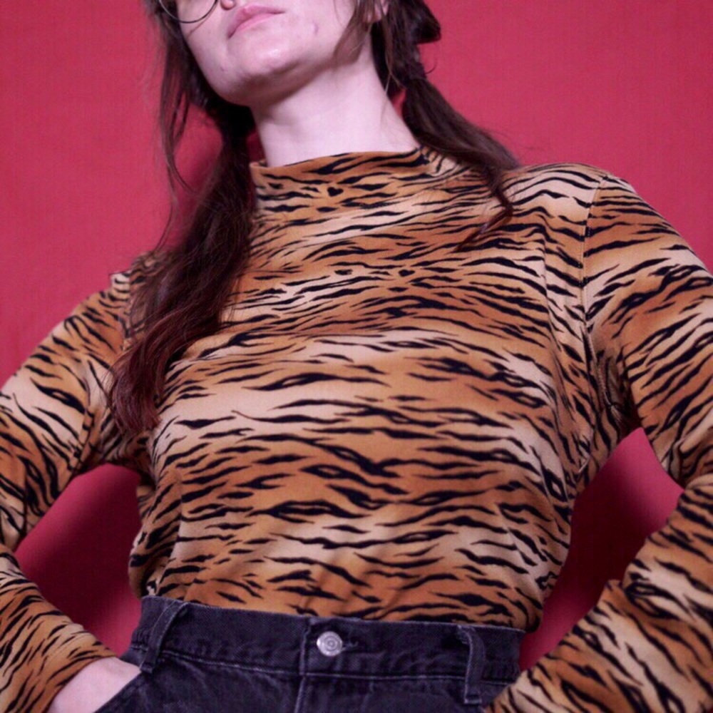 super sick vintage 90’s mock neck 🐯🍷🍓🥀🐅